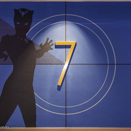 Disney'S Hollywood Hotel Hongkong Exterior foto The Power Rangers 7 logo