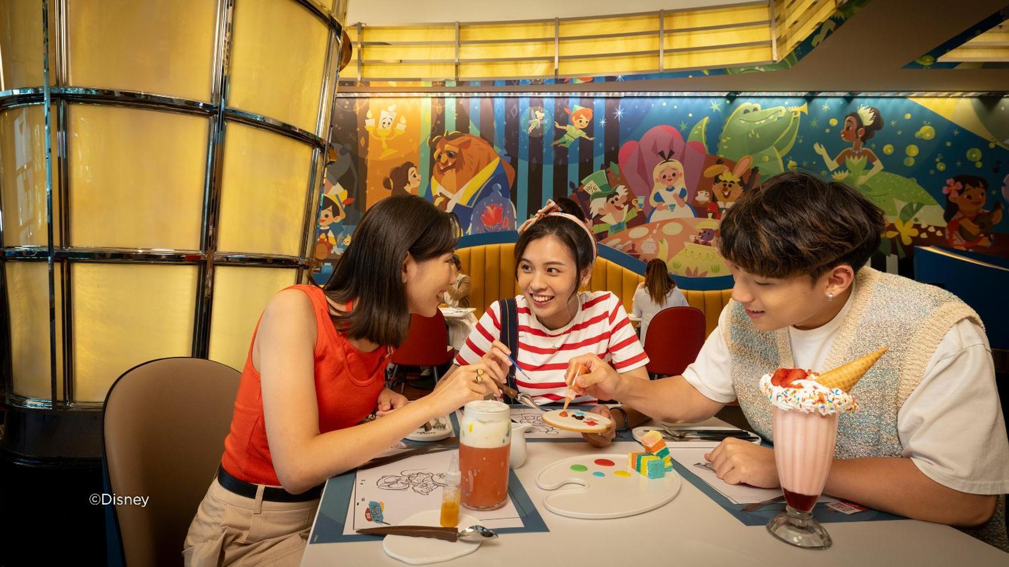 Disney'S Hollywood Hotel Hongkong Exterior foto Family dining at the restaurant