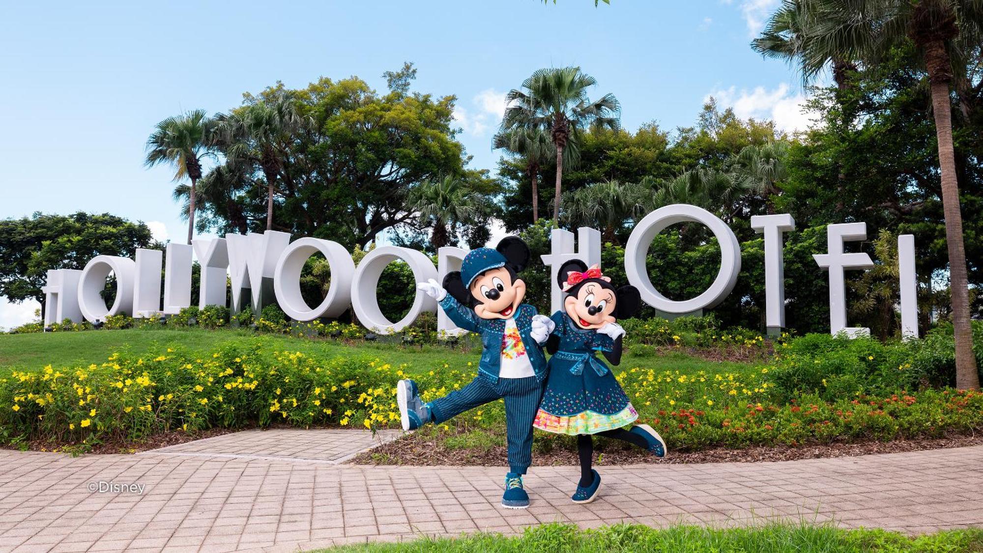 Disney'S Hollywood Hotel Hongkong Exterior foto Mickey and Minnie Mouse at the entrance of the resort