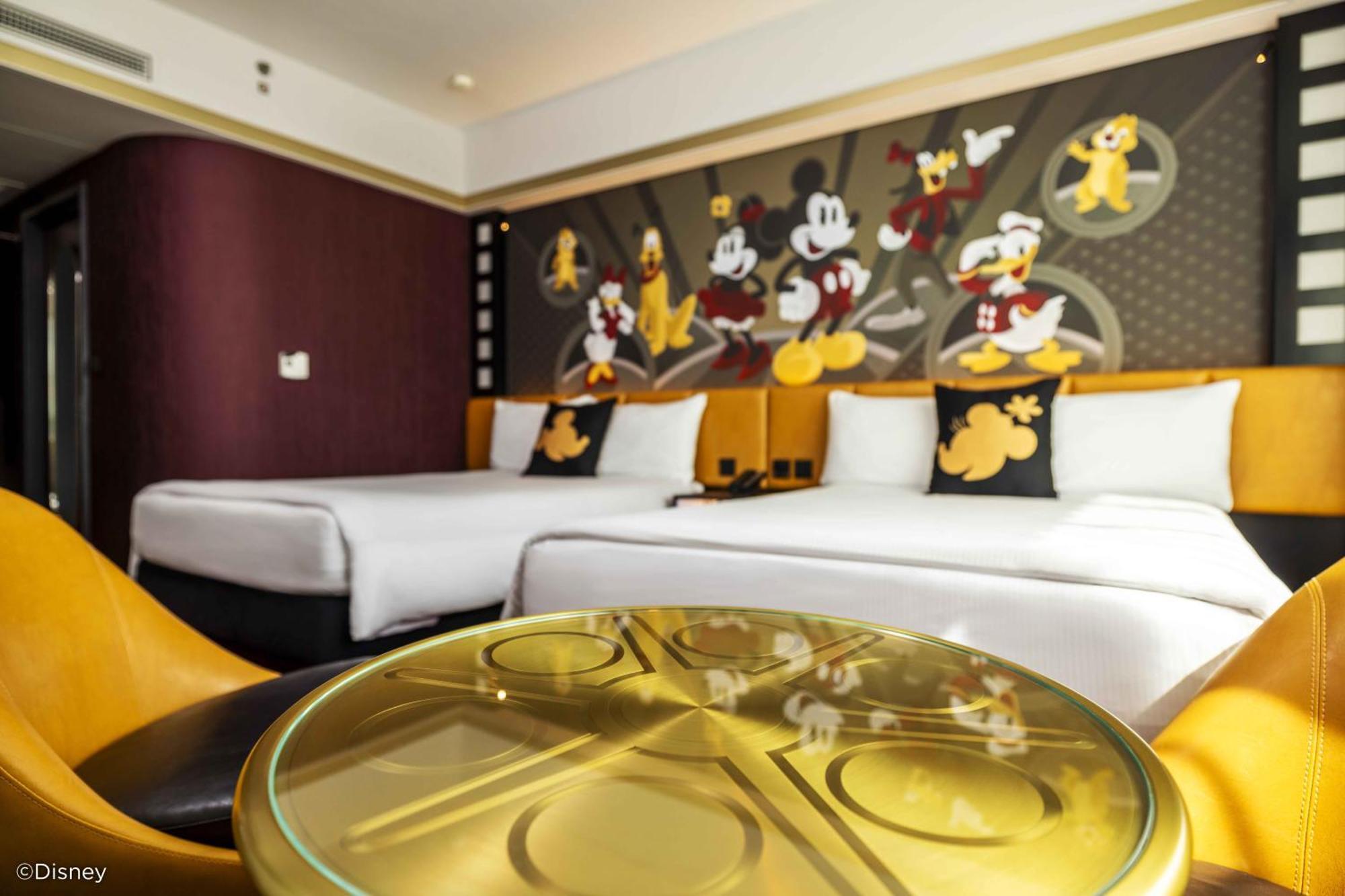 Disney'S Hollywood Hotel Hongkong Exterior foto A room at the hotel