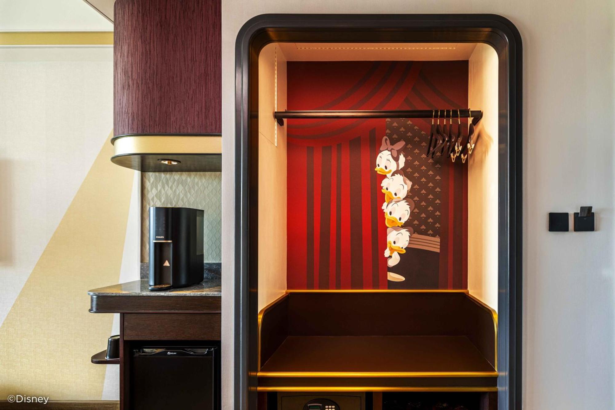 Disney'S Hollywood Hotel Hongkong Exterior foto A yukata in a hotel room