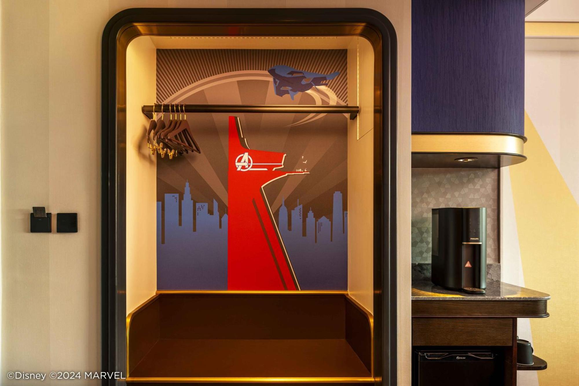Disney'S Hollywood Hotel Hongkong Exterior foto A coffee machine in a hotel room