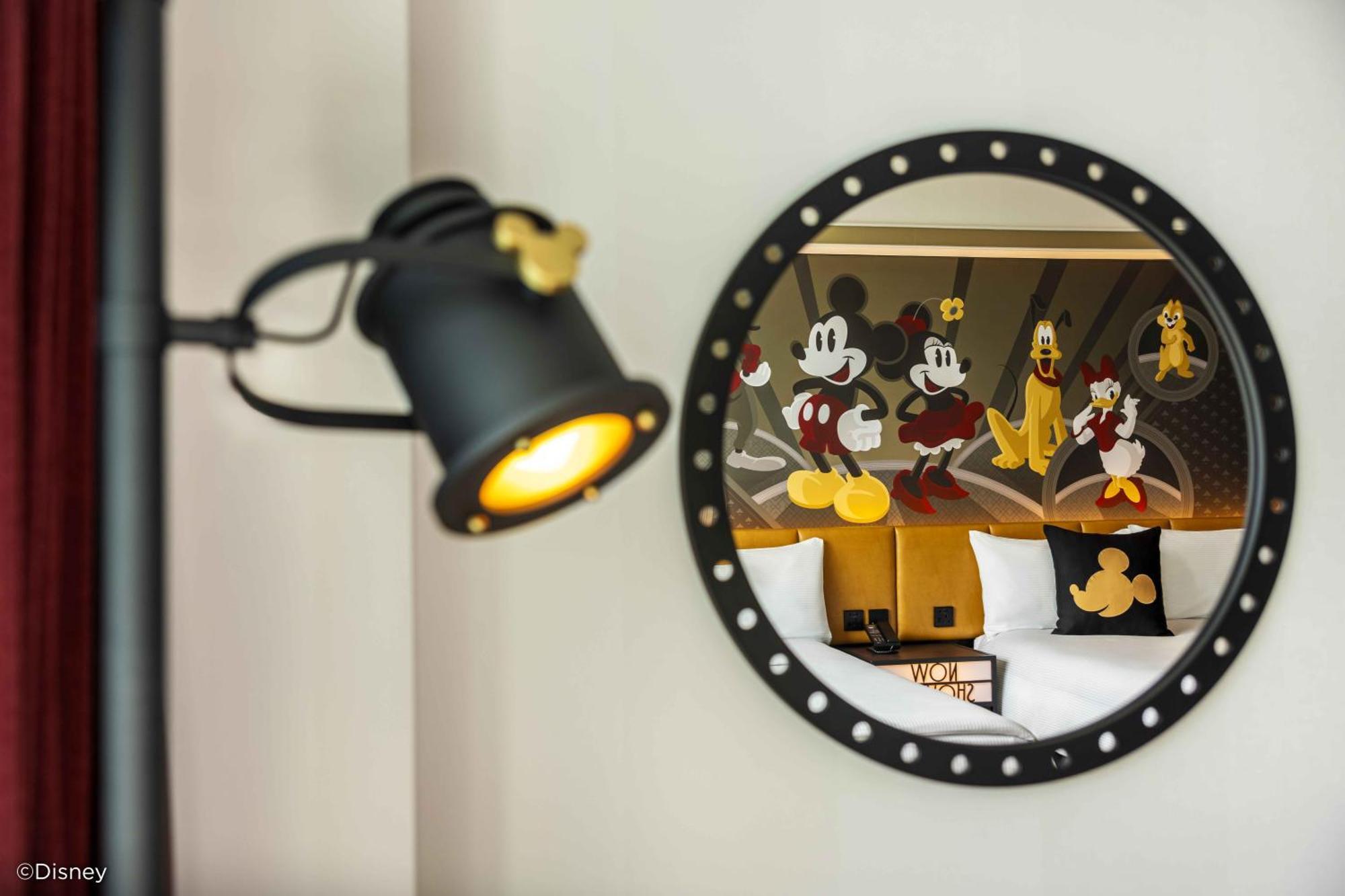 Disney'S Hollywood Hotel Hongkong Exterior foto A spotlight on a porthole